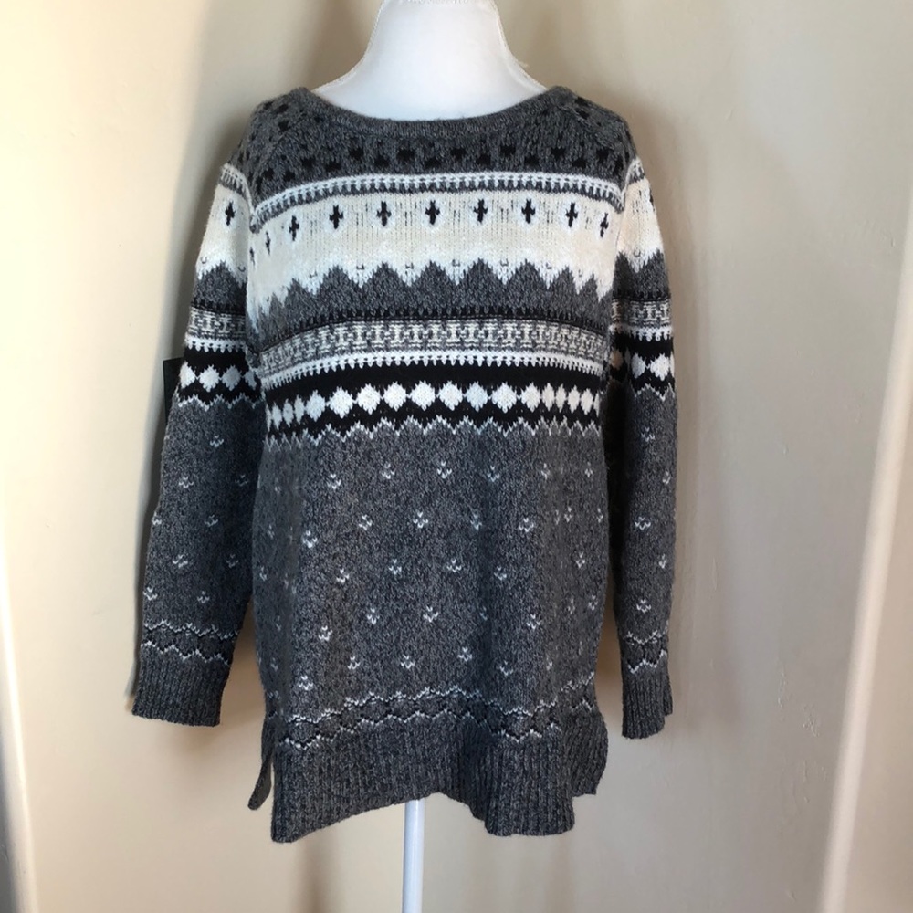 Beautiful Gray/White Black Sweater